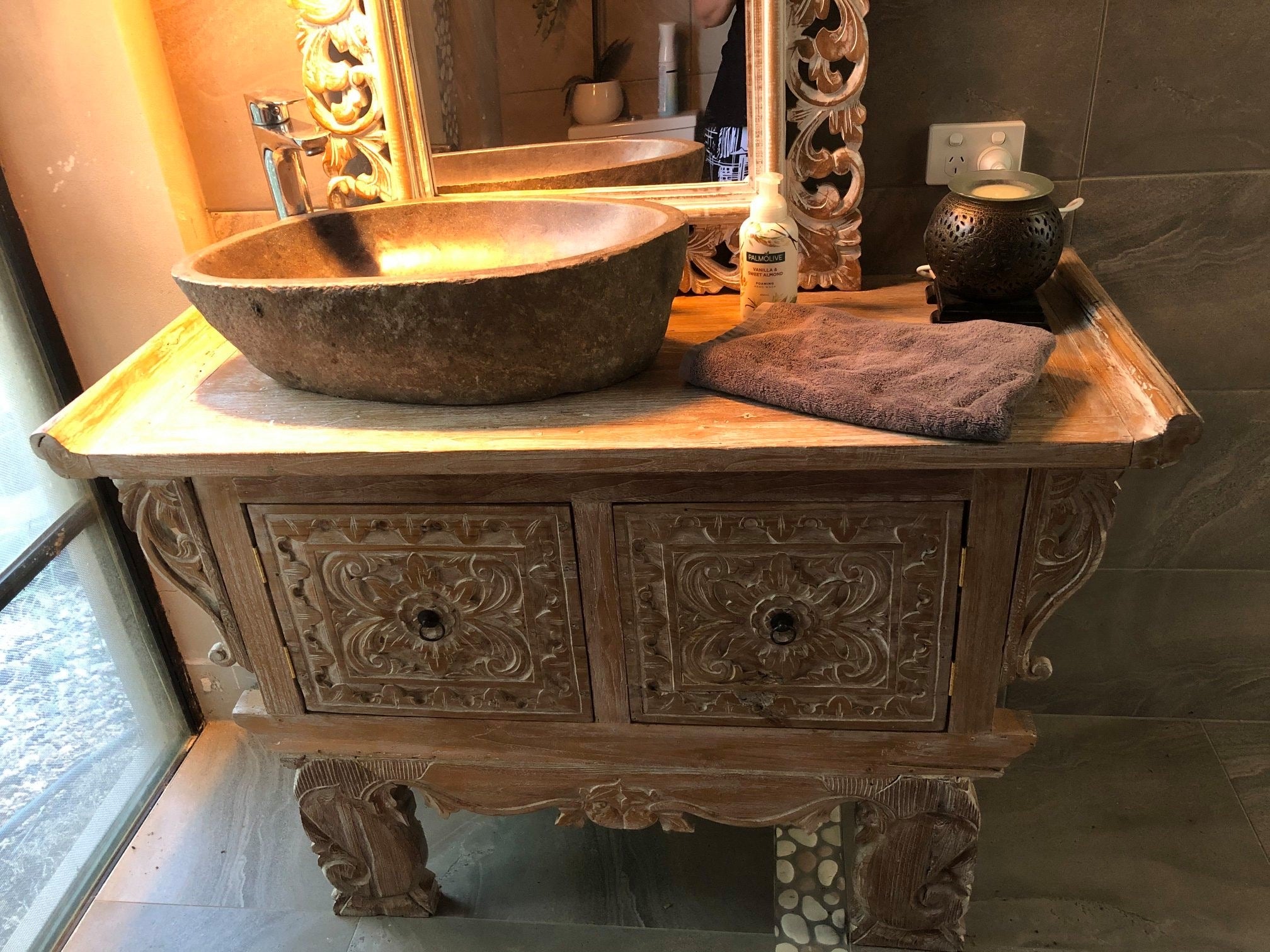 NEW BEAUTIFULLY HAND CARVED & CRAFTED TEAK WOOD BALINESE CABINET / VANITY